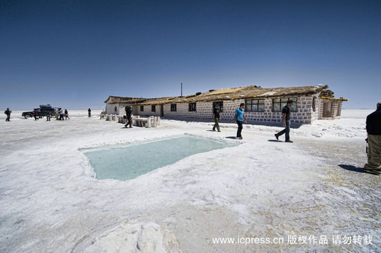 组图：世界最大盐湖盖盐旅馆吸引游客