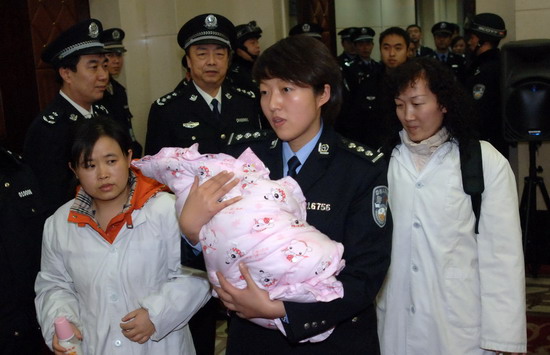 女子打胎后假扮护士偷婴骗男友女婴回父母身边