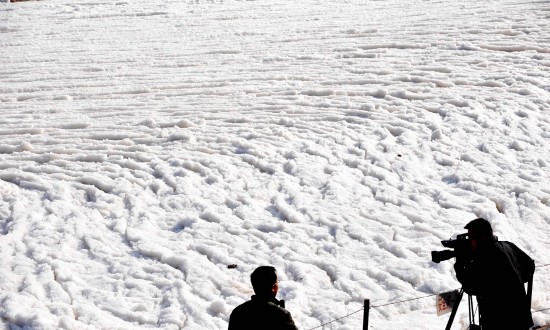 组图：黄河壶口瀑布出现冰凌景观