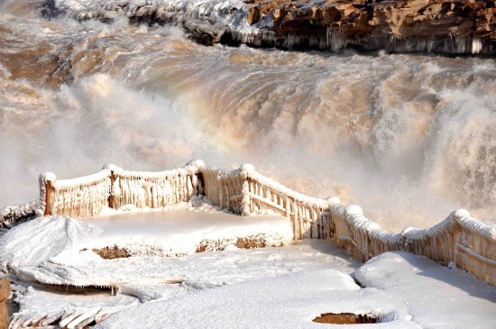 组图：黄河壶口瀑布出现冰凌景观