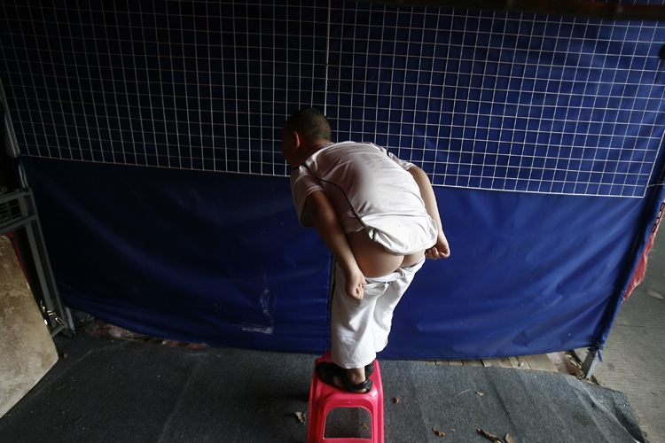 图文:小男孩向镜头脱裤子抗议拍摄