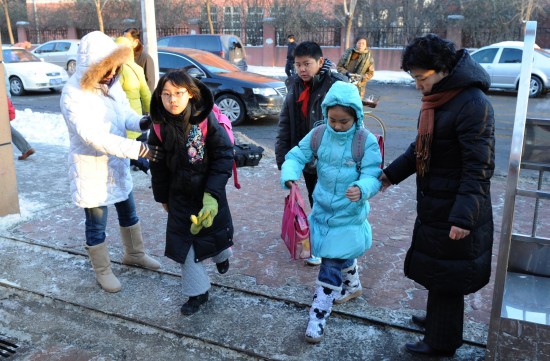 图文:天津市模范小学老师在学校门前迎接学生