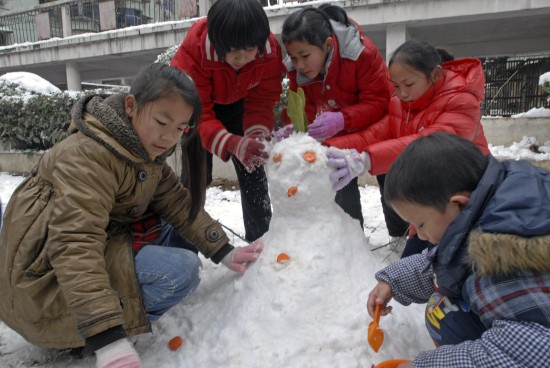 图文几名小学生在武汉市一居民区里堆雪人