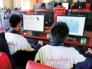 母亲为唤醒13岁沉迷网吧儿子从四楼跳下(组图)