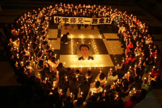 图文:西南政法大学师生手捧蜡烛为校友默哀