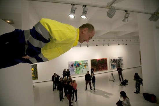 组图：德国艺术家表演空中静止