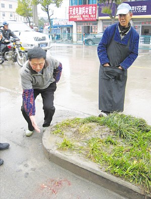 老板酒后驾驶顶女工飙车155米致死(组图)