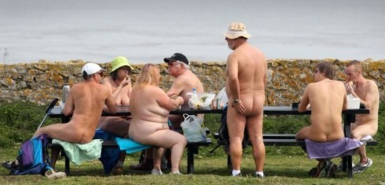 英国裸体爱好者强占小岛游客登岛须脱光(图)