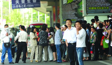 高考生家长为防噪音围人墙阻挡过往车辆(组图)