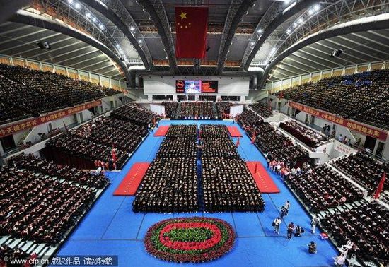 武汉高校一次为7000余学生授学位创纪录(图)