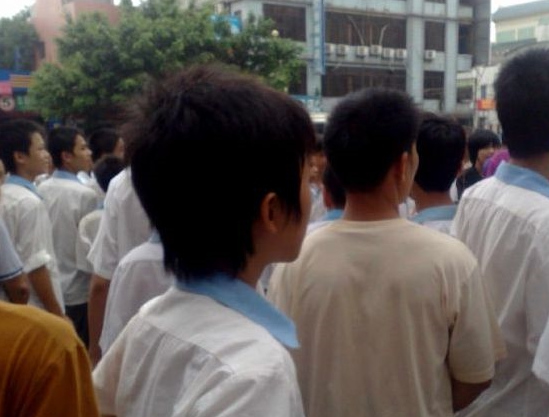 广东雷州数百学生为保校围堵教育局讨说法(图