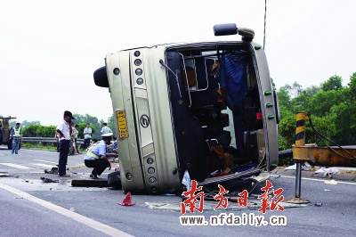 大客车高速路失控侧翻致3死3伤(图)