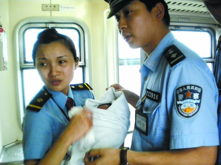 高龄孕妇列车上分娩列车员搭临时产房接生(图)