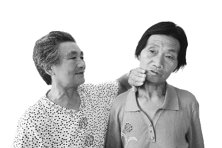 姐妹失散72年后偶遇相认(图)