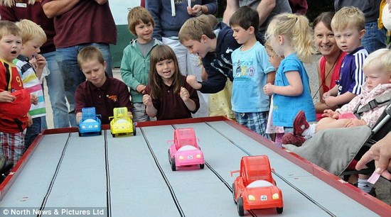 英国儿童游乐园举行仓鼠赛车比赛(组图)