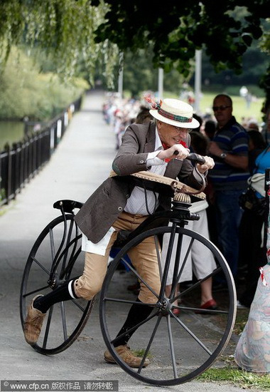 组图：英国举行复古自行车骑行比赛
