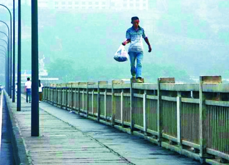 五旬男子在重庆石板坡长江大桥栏杆上疾走如飞