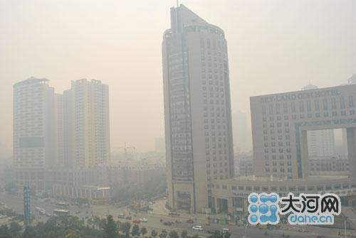 组图:网友疑郑州因受烧麦秸秆影响被浓雾笼罩