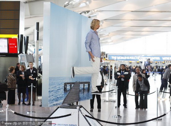 组图：荷兰男子在伦敦机场表演悬空行走