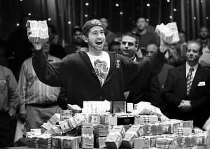 男子参加世界扑克大赛赢得890万美元(图)