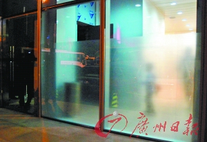 男厕玻璃墙已贴上了磨砂纸。实习生罗知锋、记者曹景荣摄