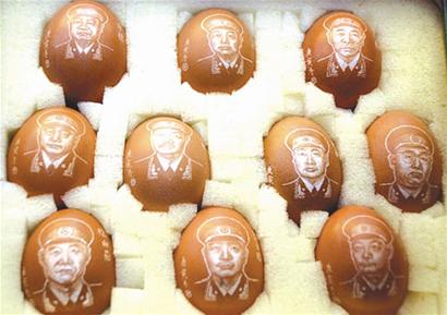 雕刻艺人邹兆庆在蛋壳上雕刻出“十大元帅”图案。