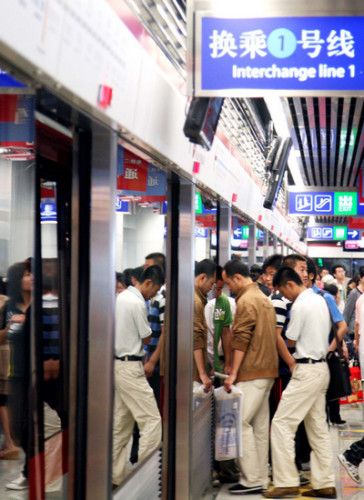 南京地铁早高峰客流量大，今年已发生多起延误事件。CFP 图