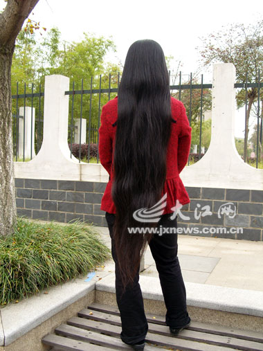 南昌市民刘女士有一头乌黑的秀发。