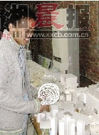 12月3日，北京海淀区成府路268号大院，戴海飞的办公室，摆满了各种模型和设计图纸。他手里拿的就是“蛋屋”的研究模型。图/记者 刘志杰