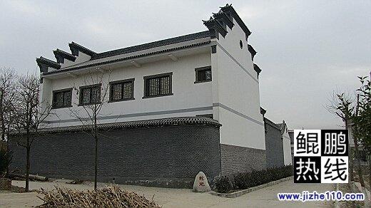 礼泉县城关镇书记刘建新的豪宅从后面看上去气势冲天，和周围的村民房天地相差。