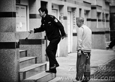 昨日上午，李开元在警方押解下指认了现场。记者 康平 摄