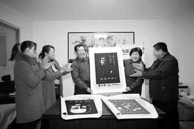 贾四贵（左三）将剪纸珍品捐献给吴堡青少年爱国主义教育基地张永强供图