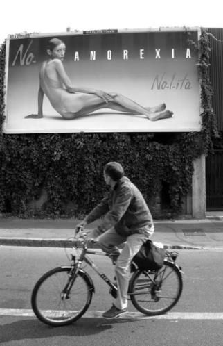 2007年意大利米兰，一名男子看着卡罗为反厌食症而拍的广告人民图片供图