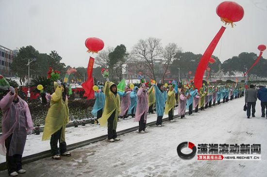 1月2号，“桃源五中”重新挂牌，不少学生在寒冷里顶着风雪欢迎领导。图/红网网友