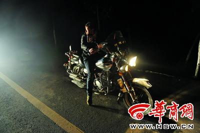 李春凤说她就马来漆这样在黑夜里驾驶着摩托车返回家乡的 本版图片除署名外均由本报记者 胡国庆 摄