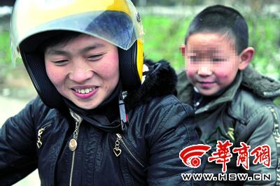 李春凤回家后，骑着这辆摩托车带儿子兜过三次风
