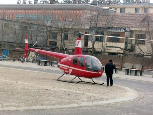 空降德州学院的红色直升机