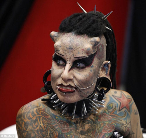 多年的家庭暴力侵害让克里斯特纳决定成为一名纹身艺术家