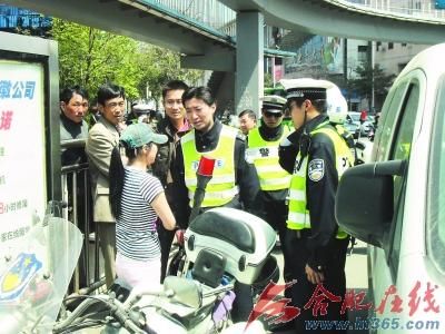 女司机在接受交警调查