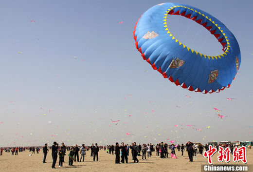 在潍坊的滨海经济技术开发区海边的万人同时放风筝现场。中新社发 胡洪林 摄