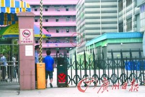 警方正在事发的工厂宿舍（红圈处）调查。