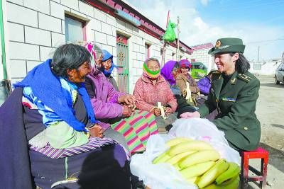 彭燕与牧民交谈。赵海波 摄