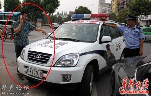 假警察“执法”，真警察保驾。 图片来源“宾语的廉政空间”