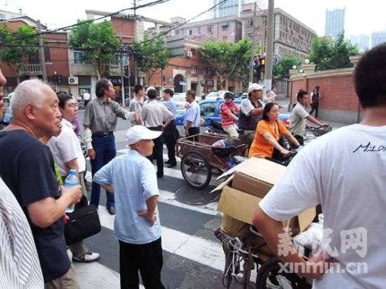 男子身体挡公交车，路口拥堵约半小时，警方现场调解。新民网实习生陈栩 现场回传