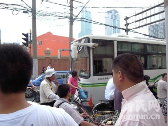 事发现场聚集大量围观群众，路口拥堵约半小时。新民网实习生 陈栩 现场回传