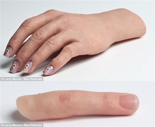 英国一家义肢公司推出史上最逼真的仿生手，从皮肤颜色到指甲都与真手无异。