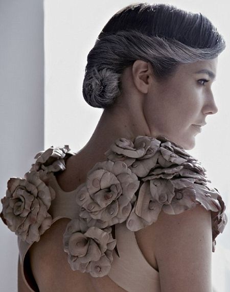 英国女设计师蕾切尔•弗莱雷的“乳头装”出现在今年伦敦时装周上惹来不少争议。