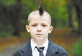 英国男孩留莫西干发型被学校要求剪掉(图)