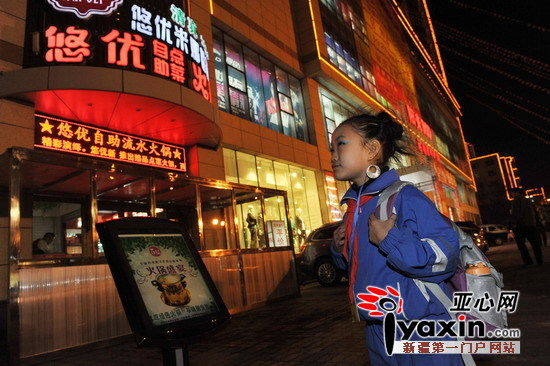 10月26日20点30分，黄豆豆准时来到长江路附近一家火锅店。她要每周4次在这里跳舞，一个月可以得到800元的报酬。亚心网记者 李远新 摄