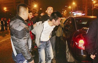 一名盗窃嫌疑人被便衣民警抓获. 摄/记者 池海波